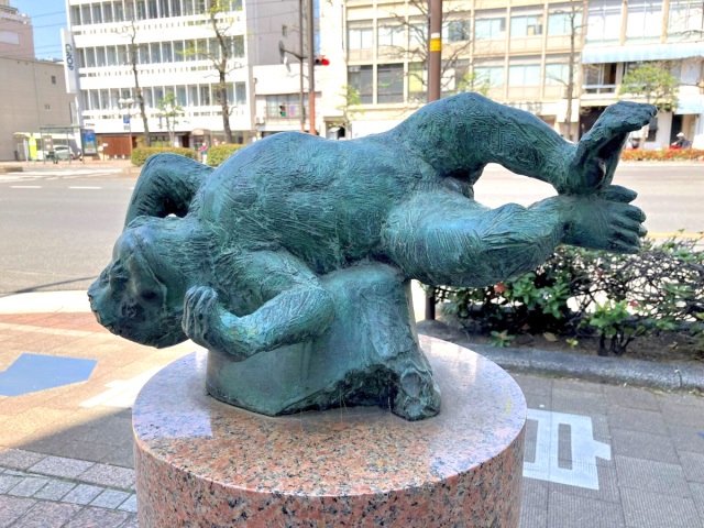 岡山駅前にある「桃太郎大通り」の桃太郎ご一行がゆるすぎた